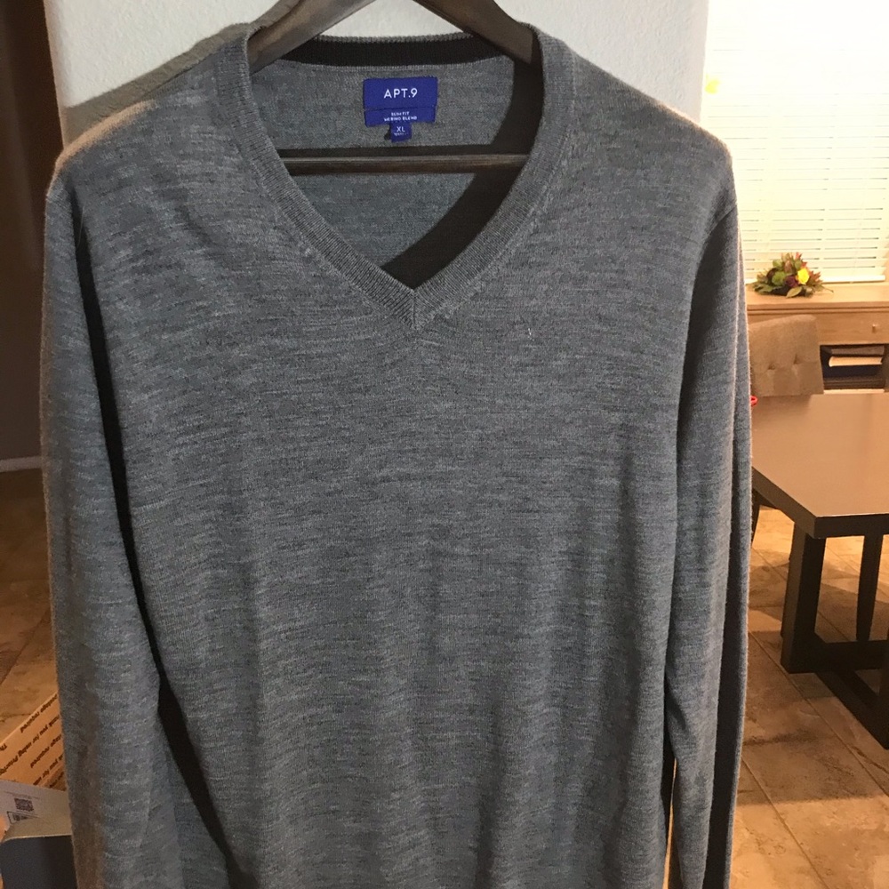 V neck sweater by Apt 9 - gray xl and soft fabric